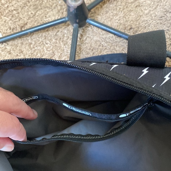 LE SPORTSAC | EUC Dakota medium lighting bolt duffel bag/weekender - Picture 11 of 13